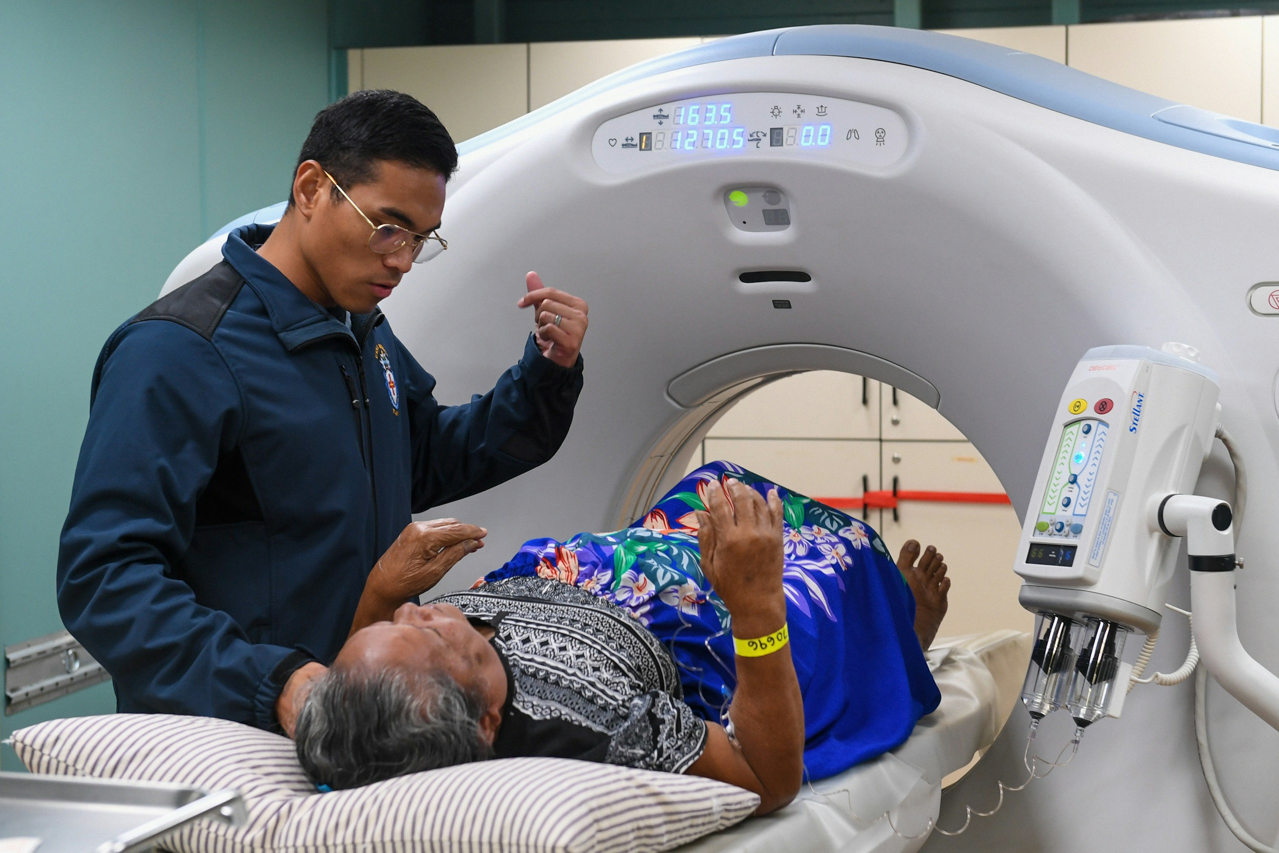 Manipulateur accompagnant un patient lors d’un scanner