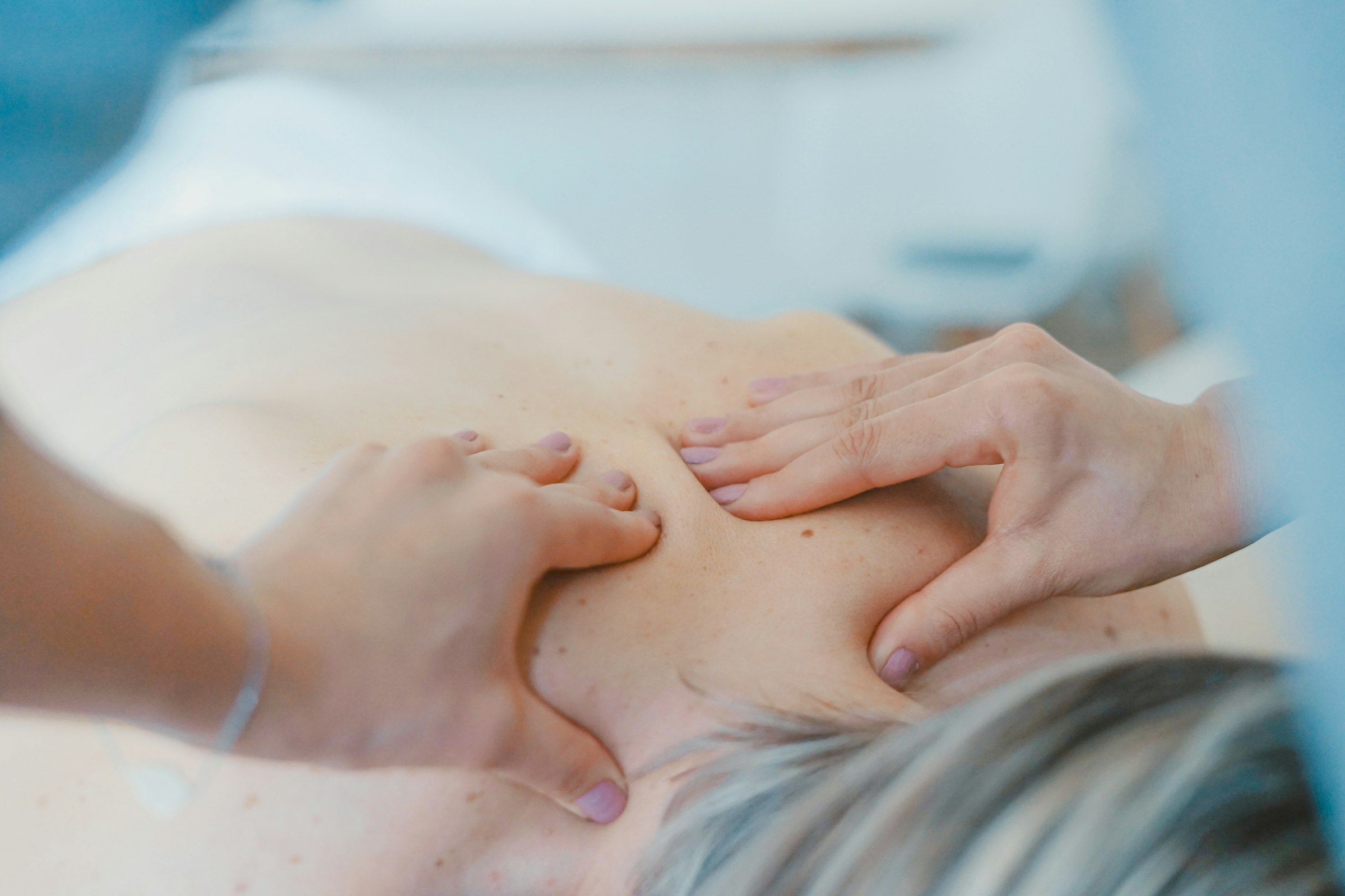 Kinésithérapeute réalisant une séance avec un patient